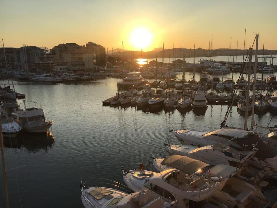 Port Frejus Cap Hermes Vue Mer Et Port Pieds Dans L'Eau Piscine Pkg Экстерьер фото